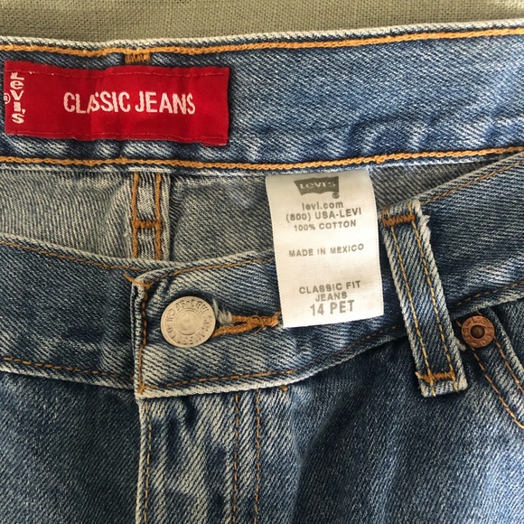 Levi’s Denim Shorts - Picture 3 of 3